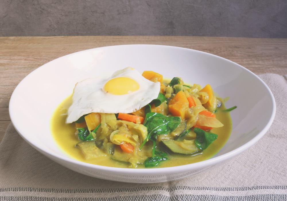 Curry de verduras con huevo a la plancha