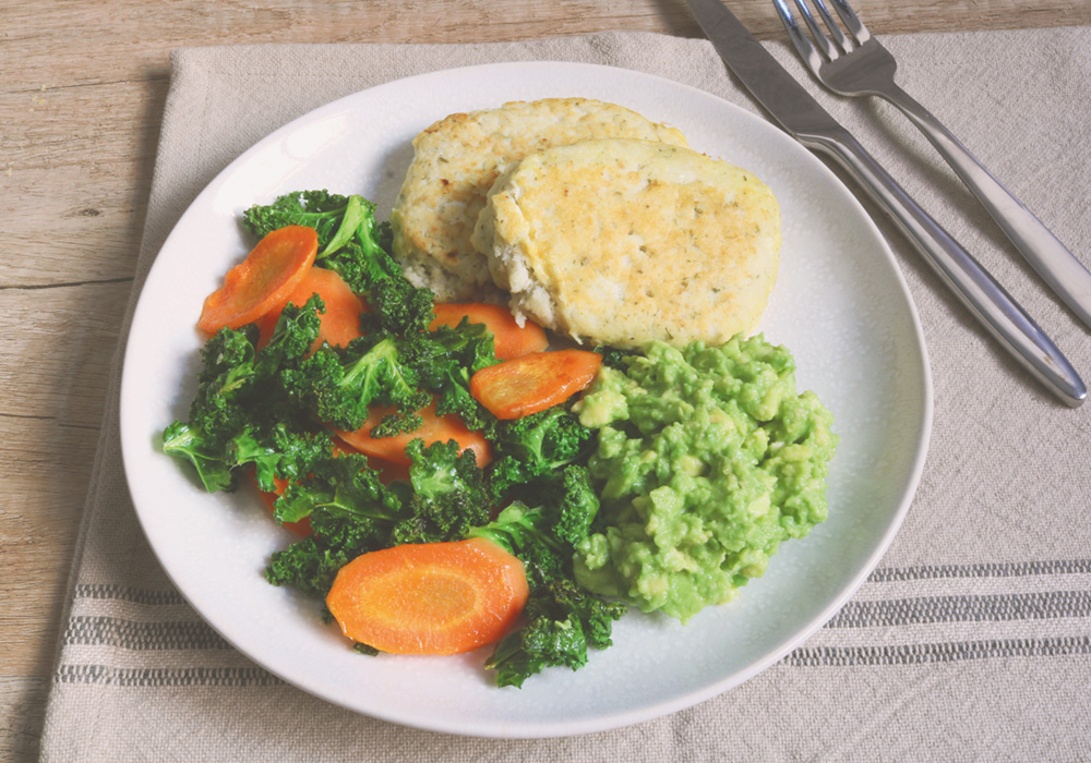 Hamburguesas de bacalao con aguacate y salteado de zanahoria y kale