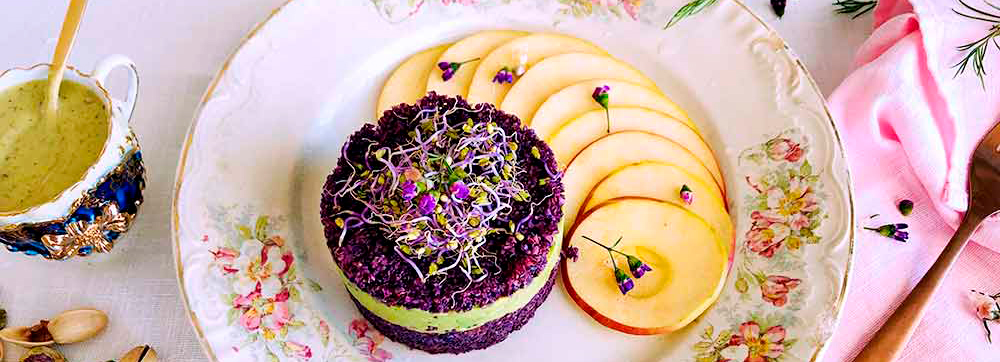 Tártar de col lombarda y aguacate