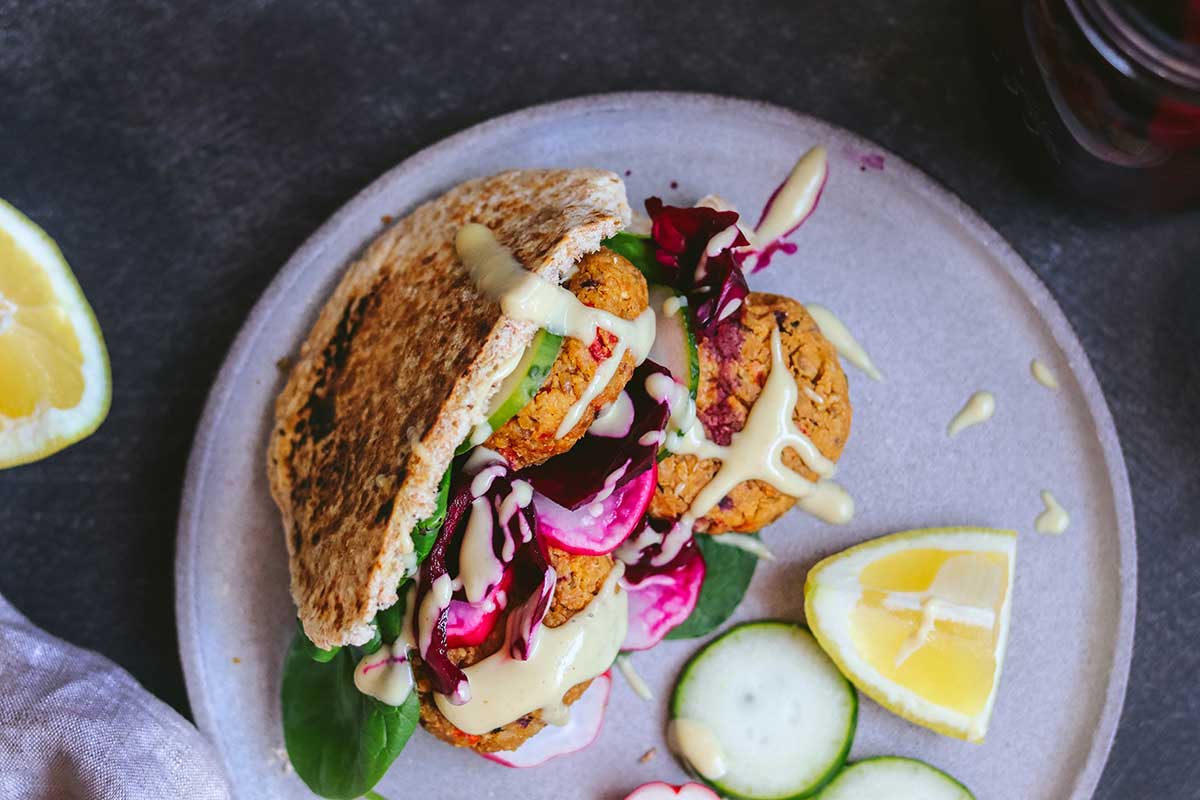 Pita de falafel con salsa de yogur vegana