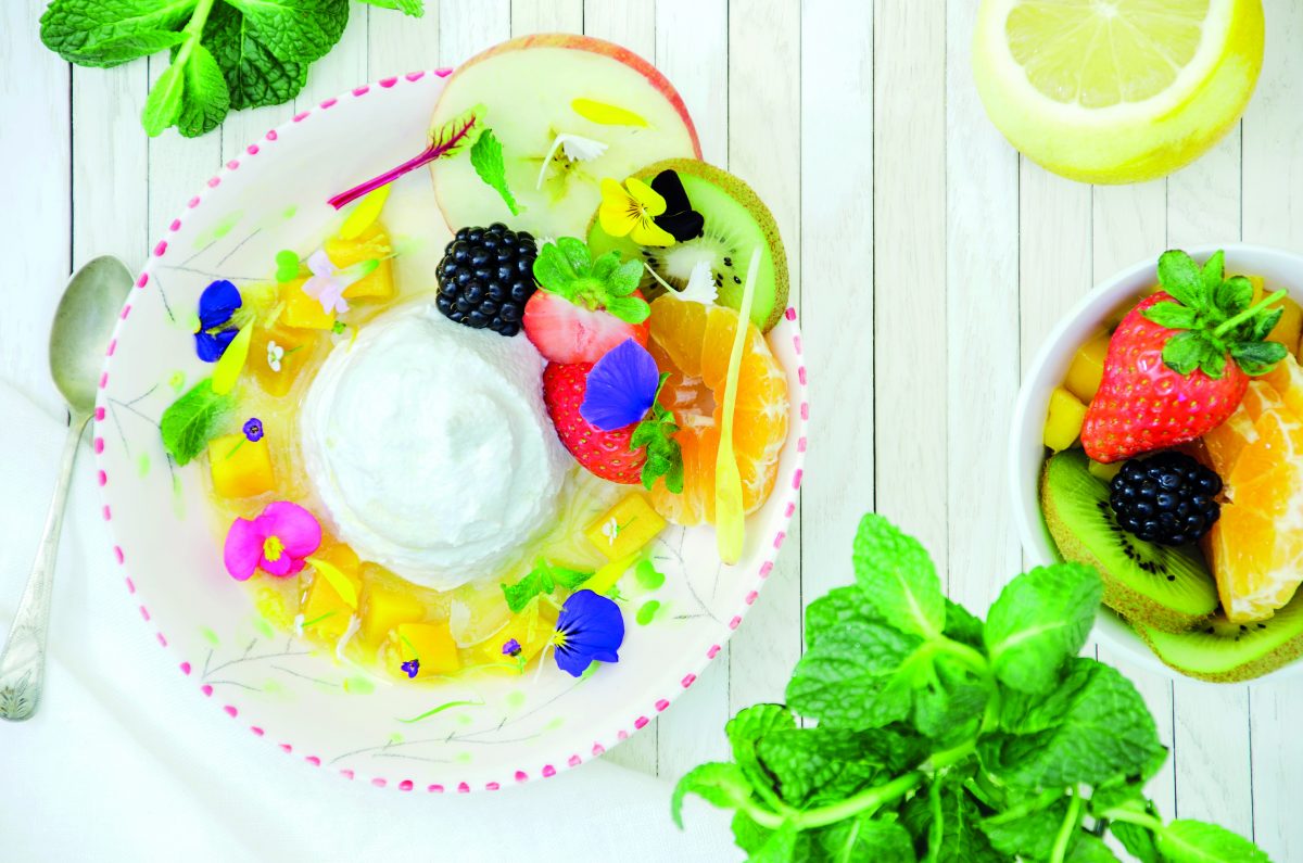 Iogurt de nous de macadàmia amb fruites i flors