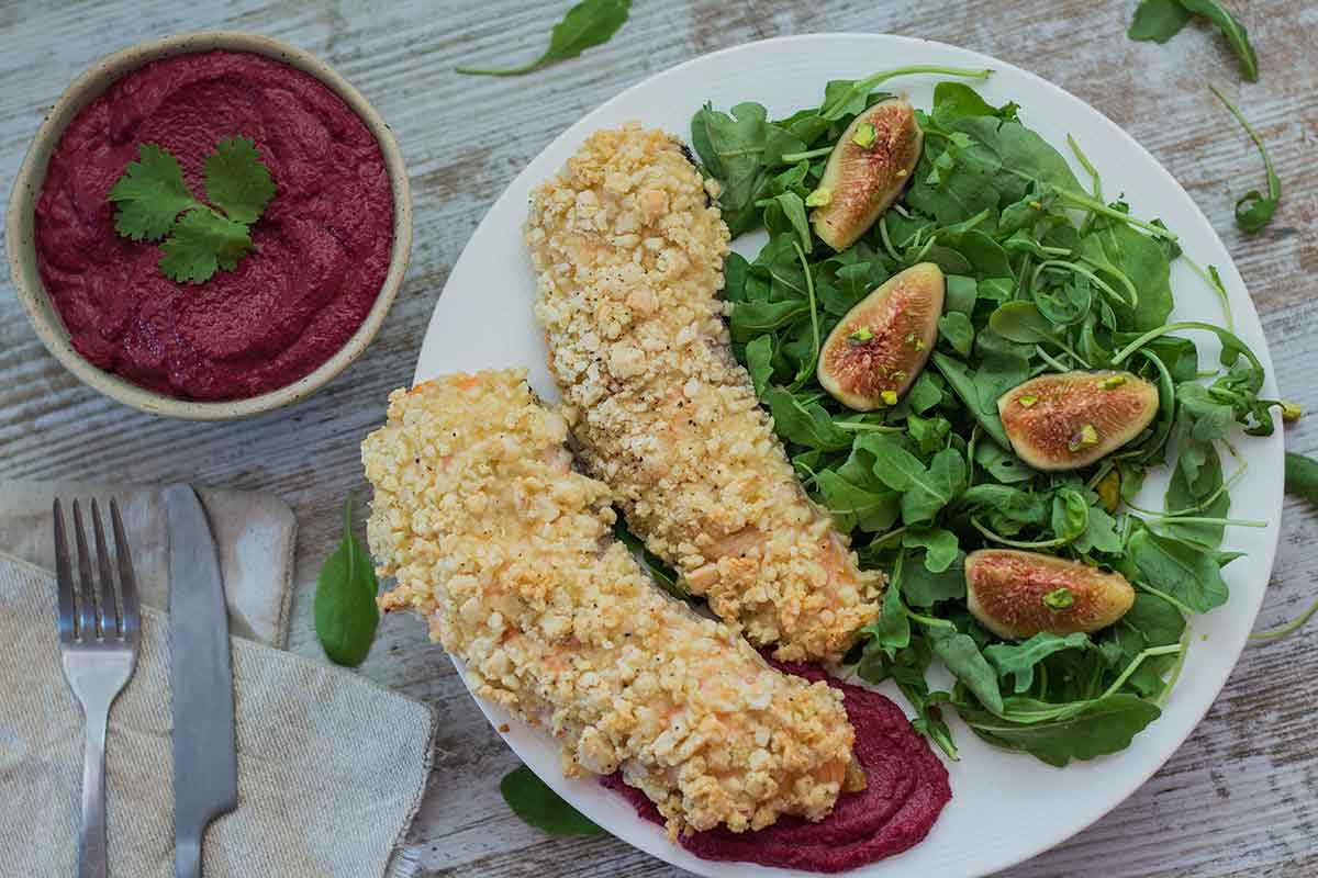 Salmón crujiente con paté de remolacha y ensalada de rúcula e higos
