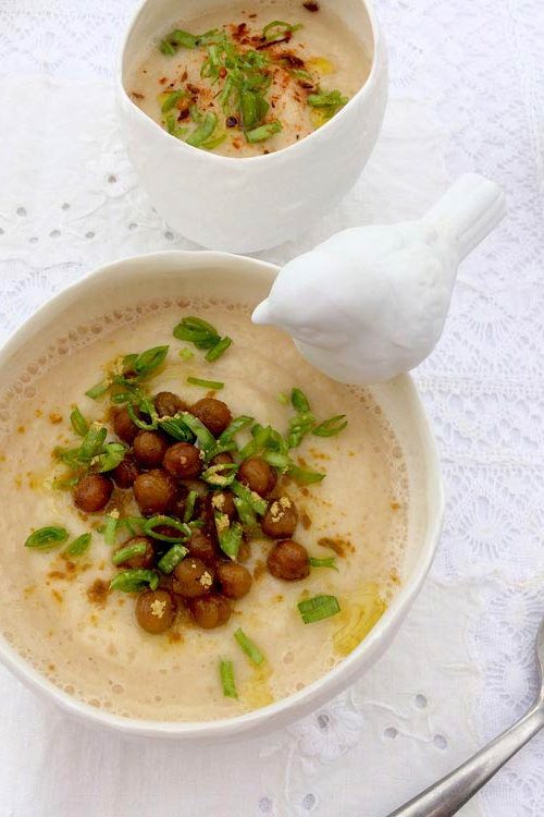 Crema de xirivia, porro i kudzú amb crostons de cigrons