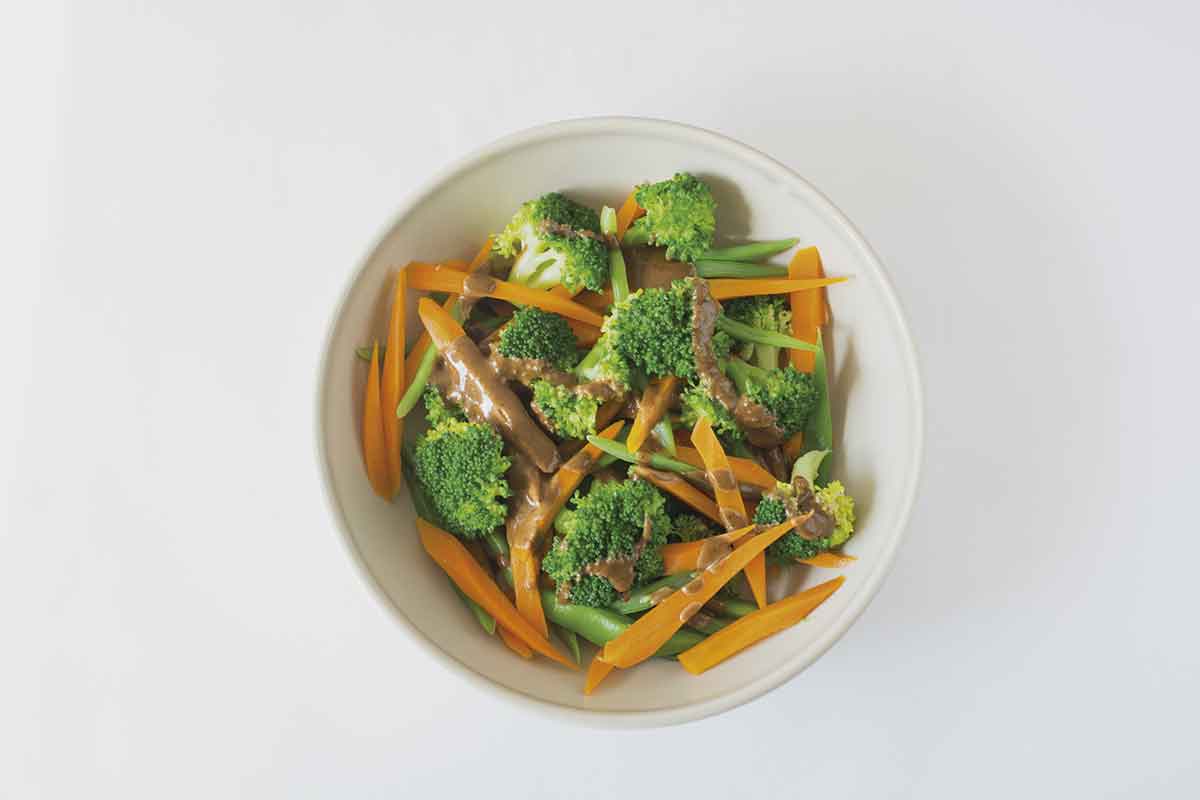 Ensalada verde de invierno con verduras escaldadas y vinagreta de miso