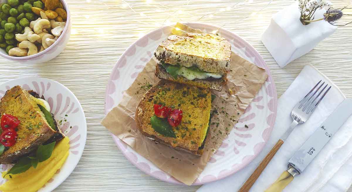 Sándwich integral de mozzarella fundida, albahaca y tapenade mediterránea