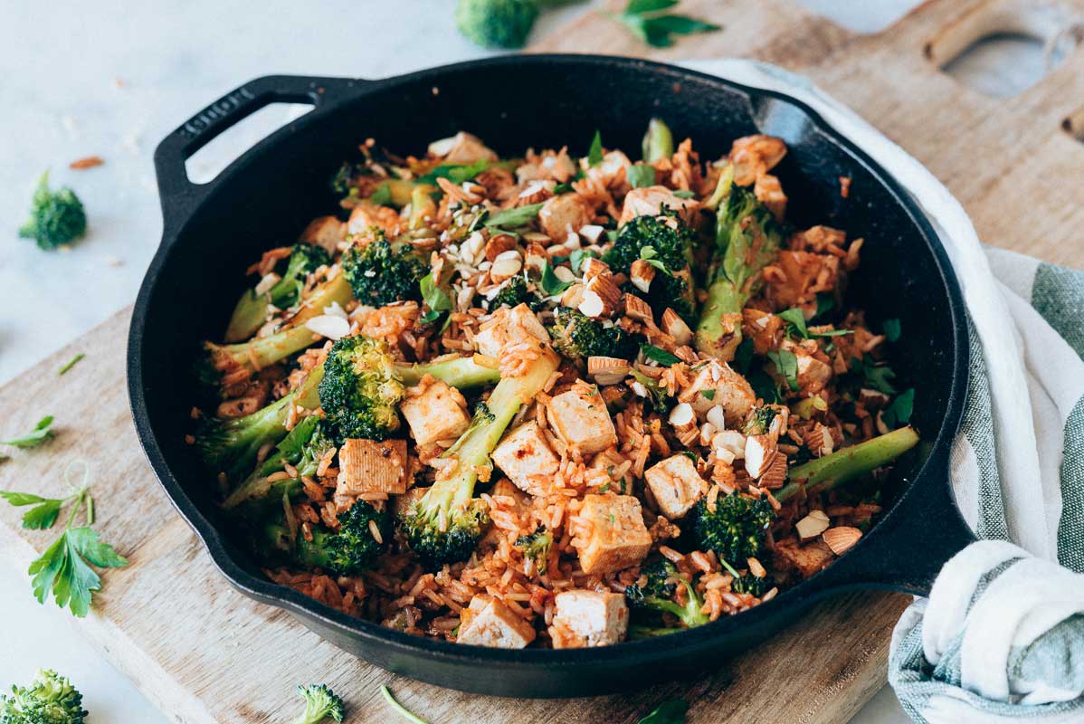 Arroz basmati salteado con brócoli y tofu ahumado