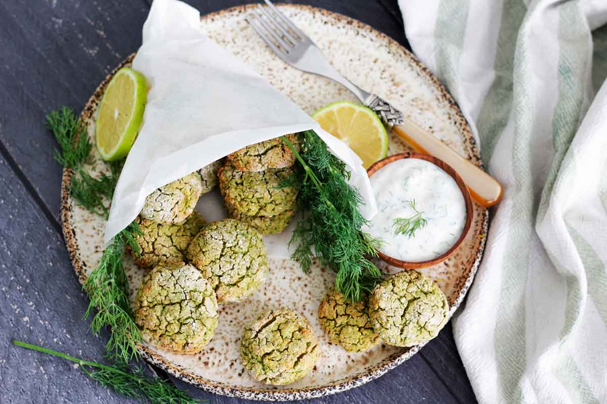 Falafels de garbanzos y guisantes con labneh al eneldo