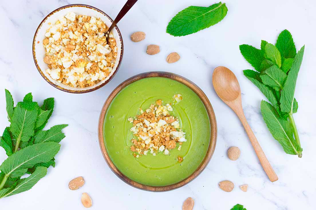 Crema de guisantes con picadillo de huevo duro y almendra