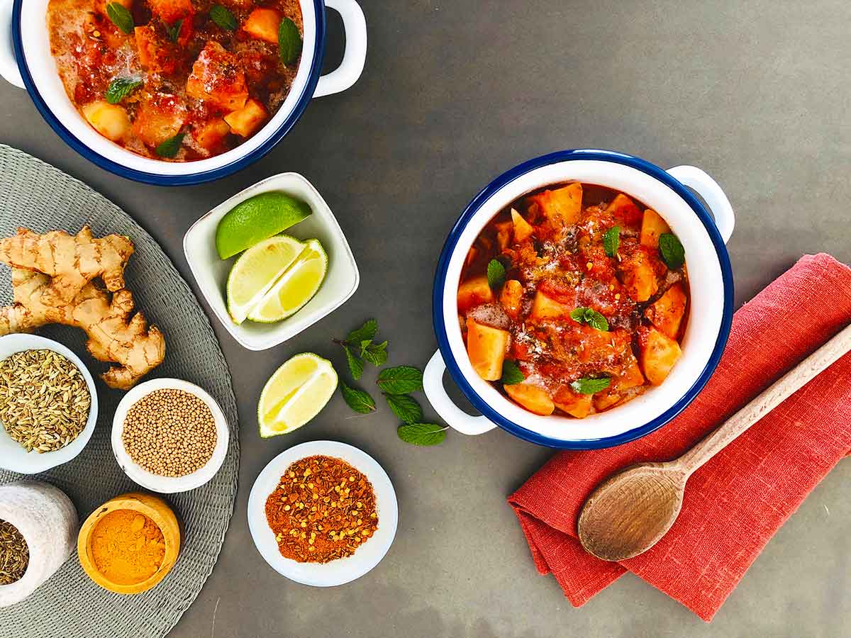 Curry de patatas Red Pontiac con leche de coco y hojas de menta fresca