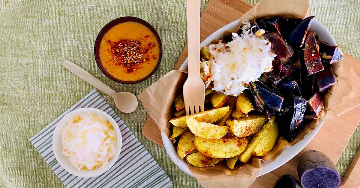 Patatas bravas Monalisa y violetas con salsa satay y nabo rallado
