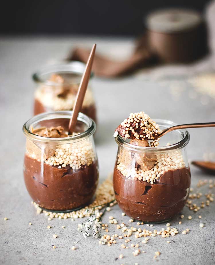 Pudin de chía con chocolate, leche de coco y quinua inflada