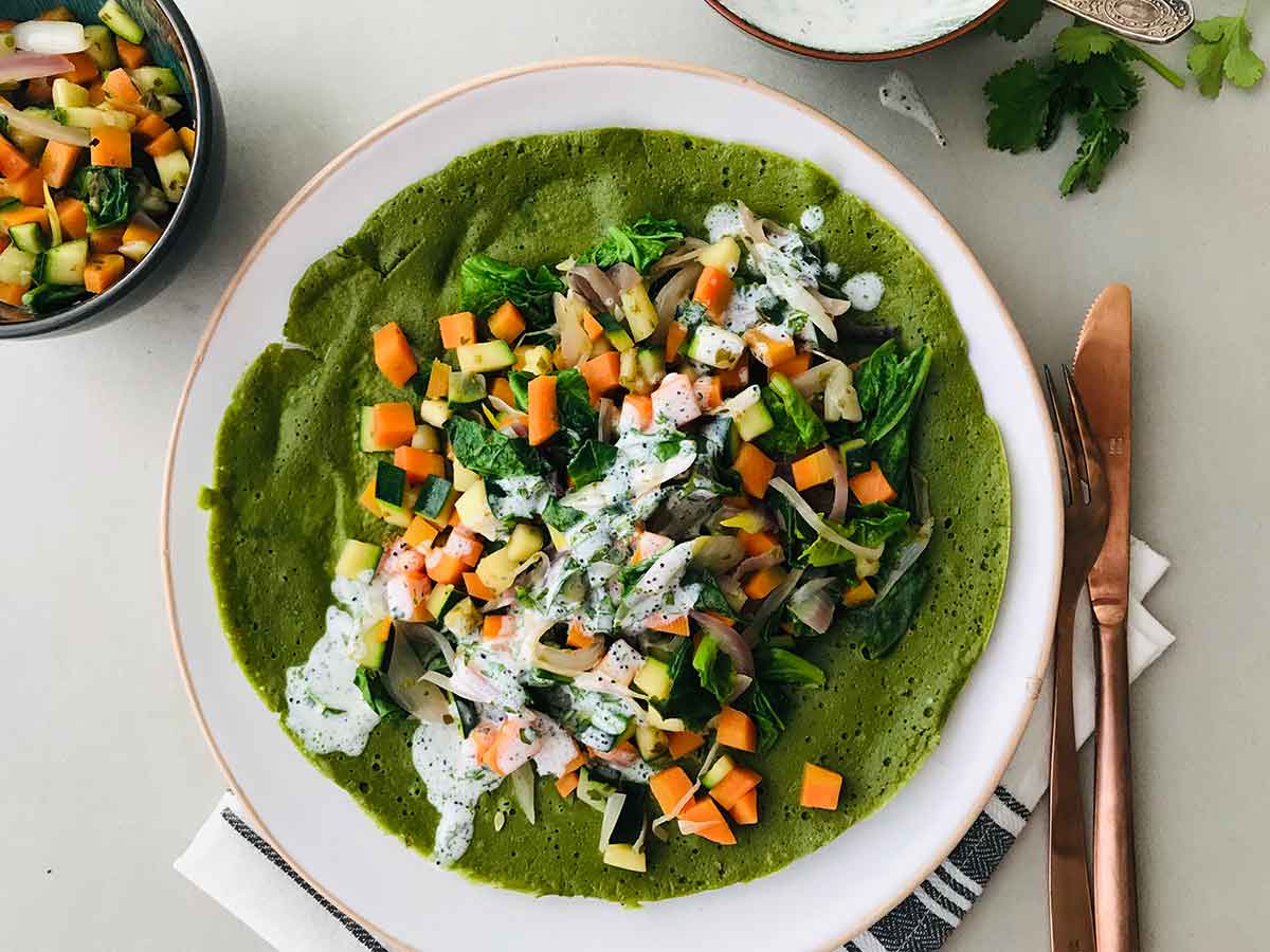Creps de guisantes con verduras dulces y salsa de kéfir