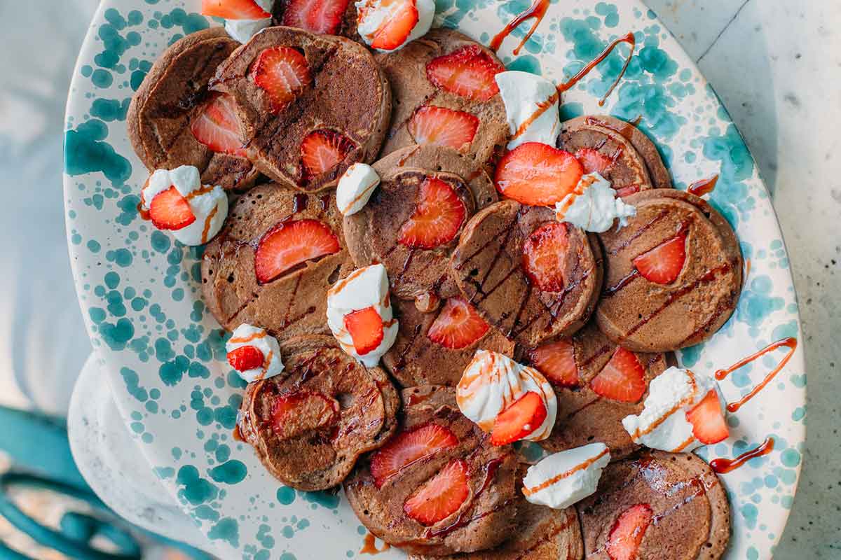 Pancakes con cacao y fresas