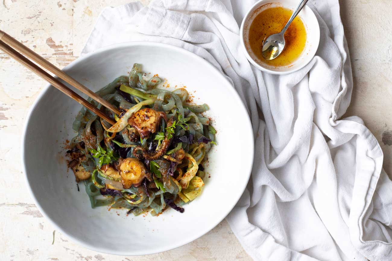Wok de fideus de konjac amb pop