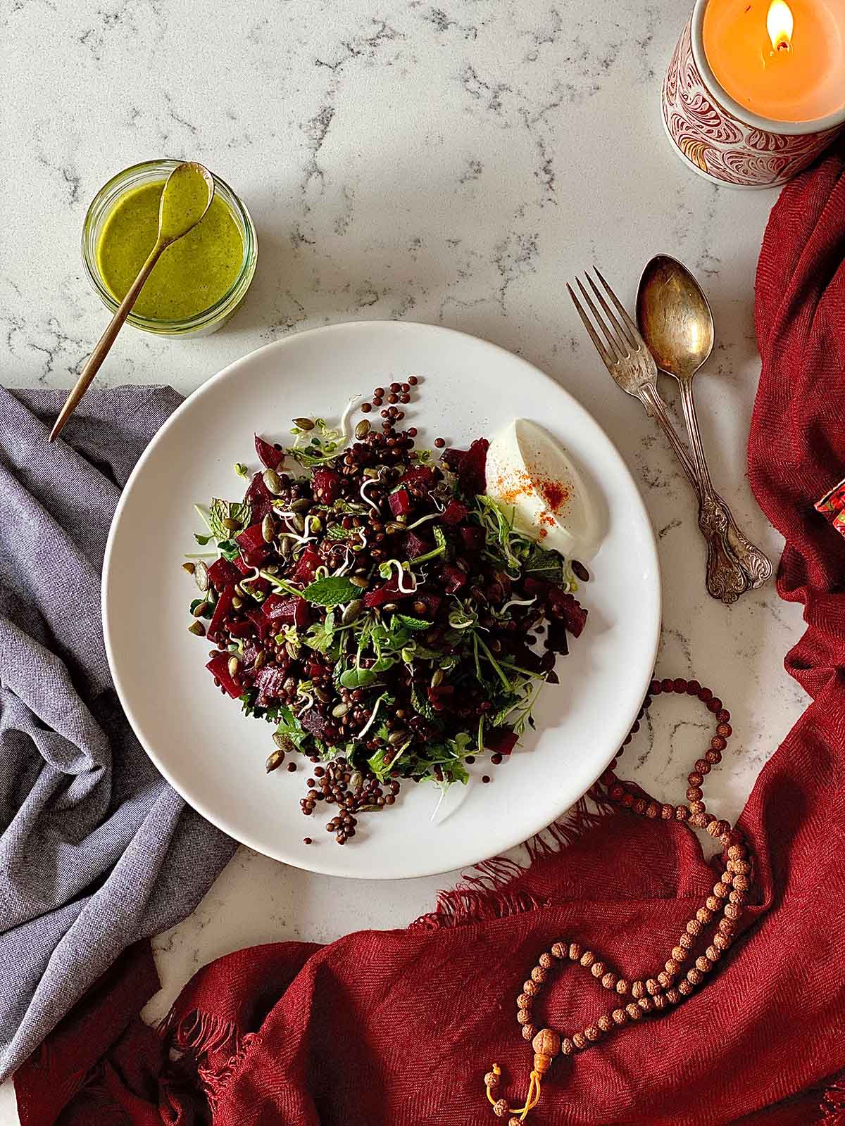 Ensalada tibia de lentejas beluga con vinagreta de cilantro