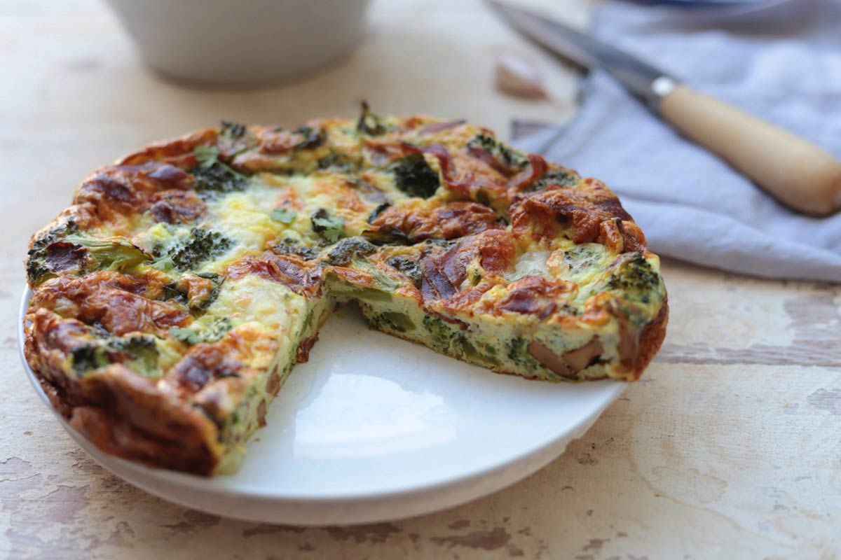 Frittata keto con rebozuelos, jamón de bellota y brócoli