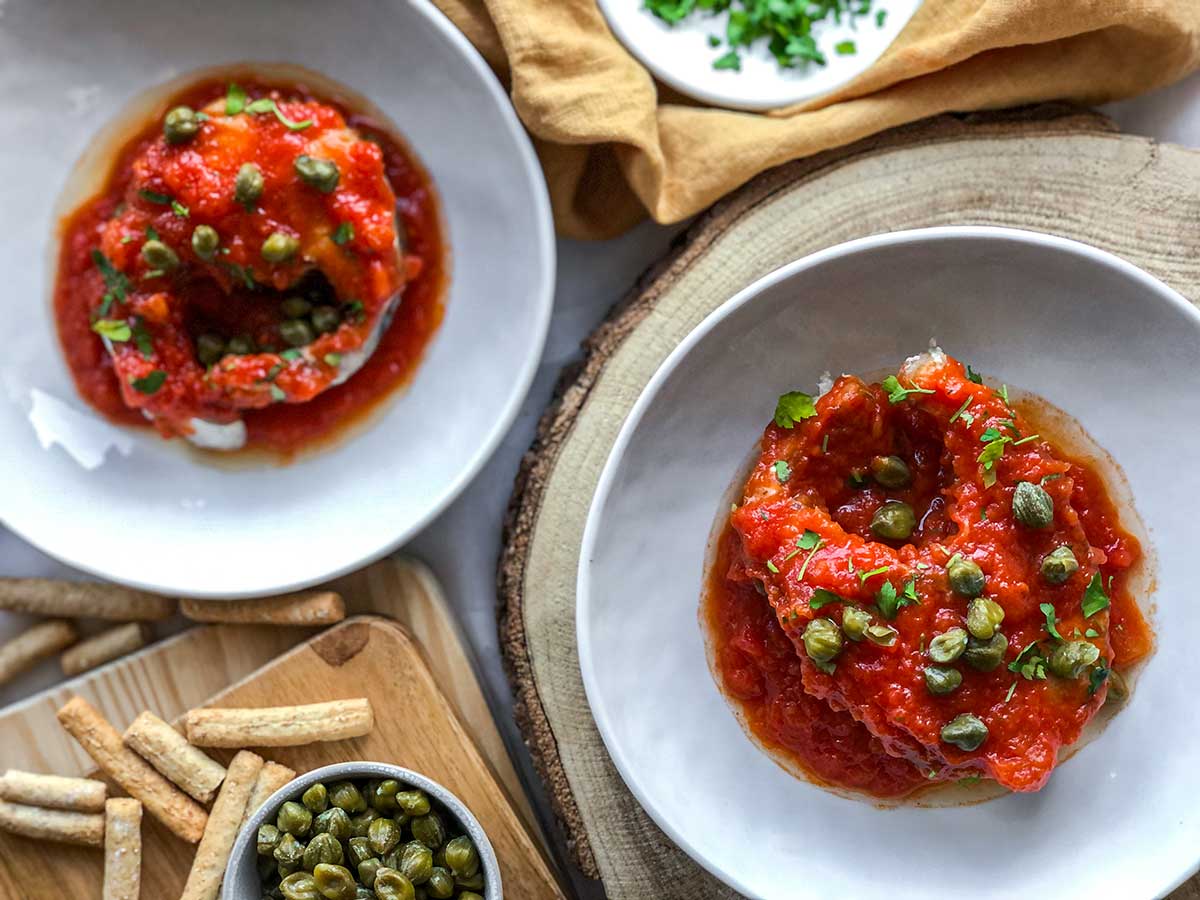 Bacallà amb salsa de tomàquet i tàperes