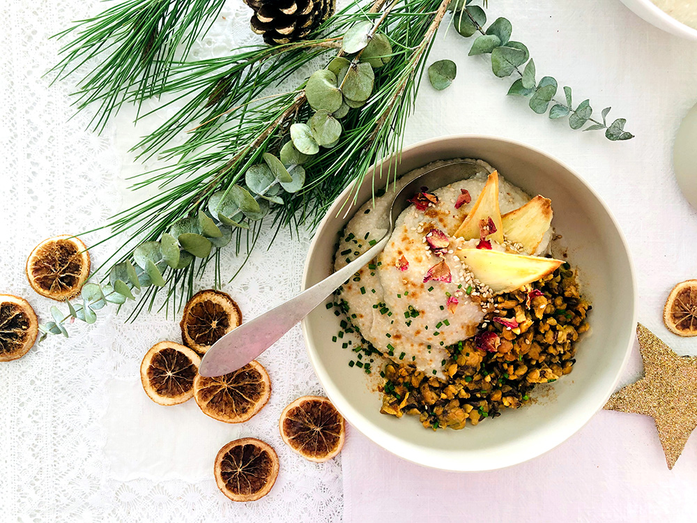 Puré de chirivía, nabo, pera y anacardos con tempeh