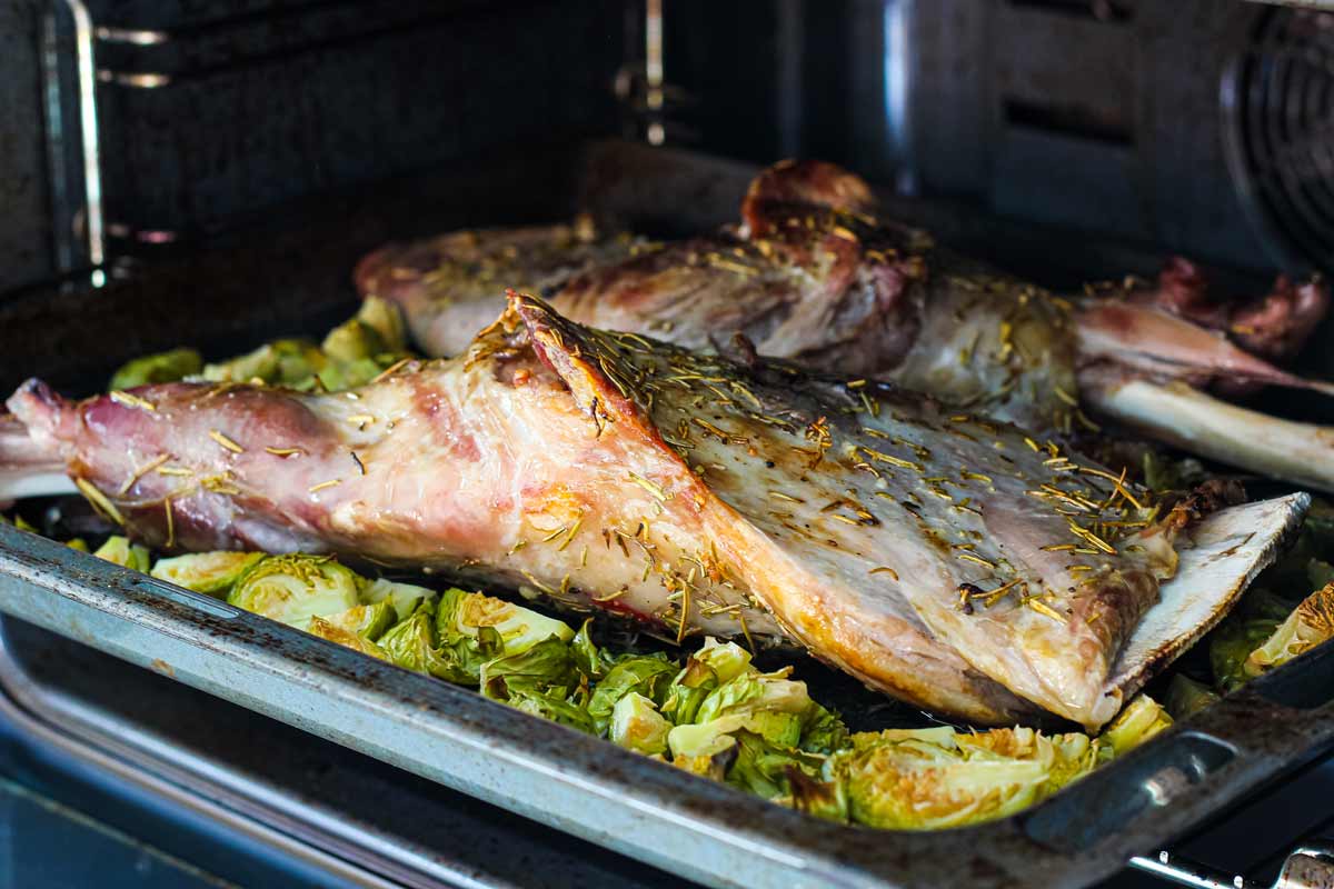 Espatlla de xai al forn amb cols de brussel·les