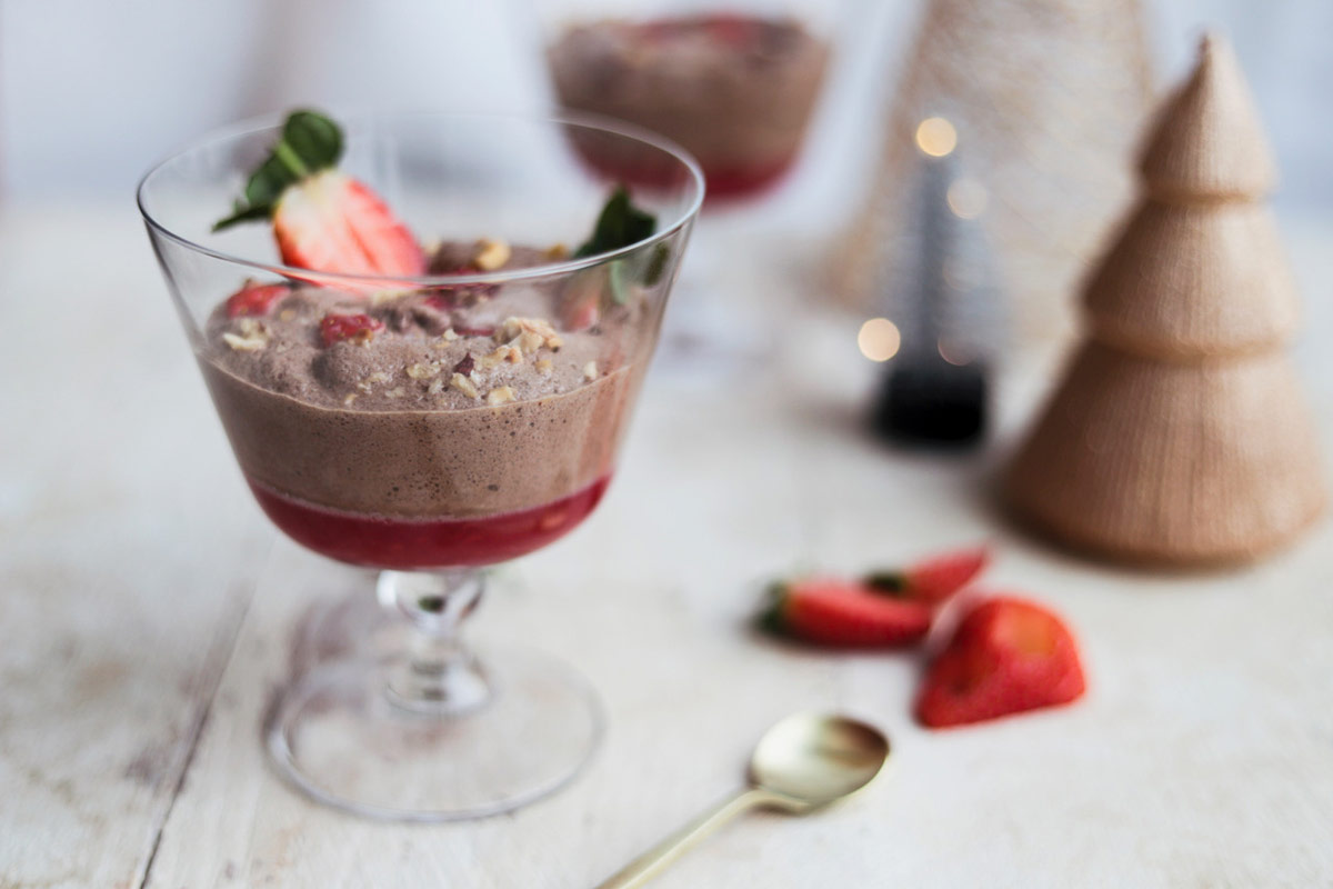 Mousse cetogénica de cacao y coulis de frambuesas