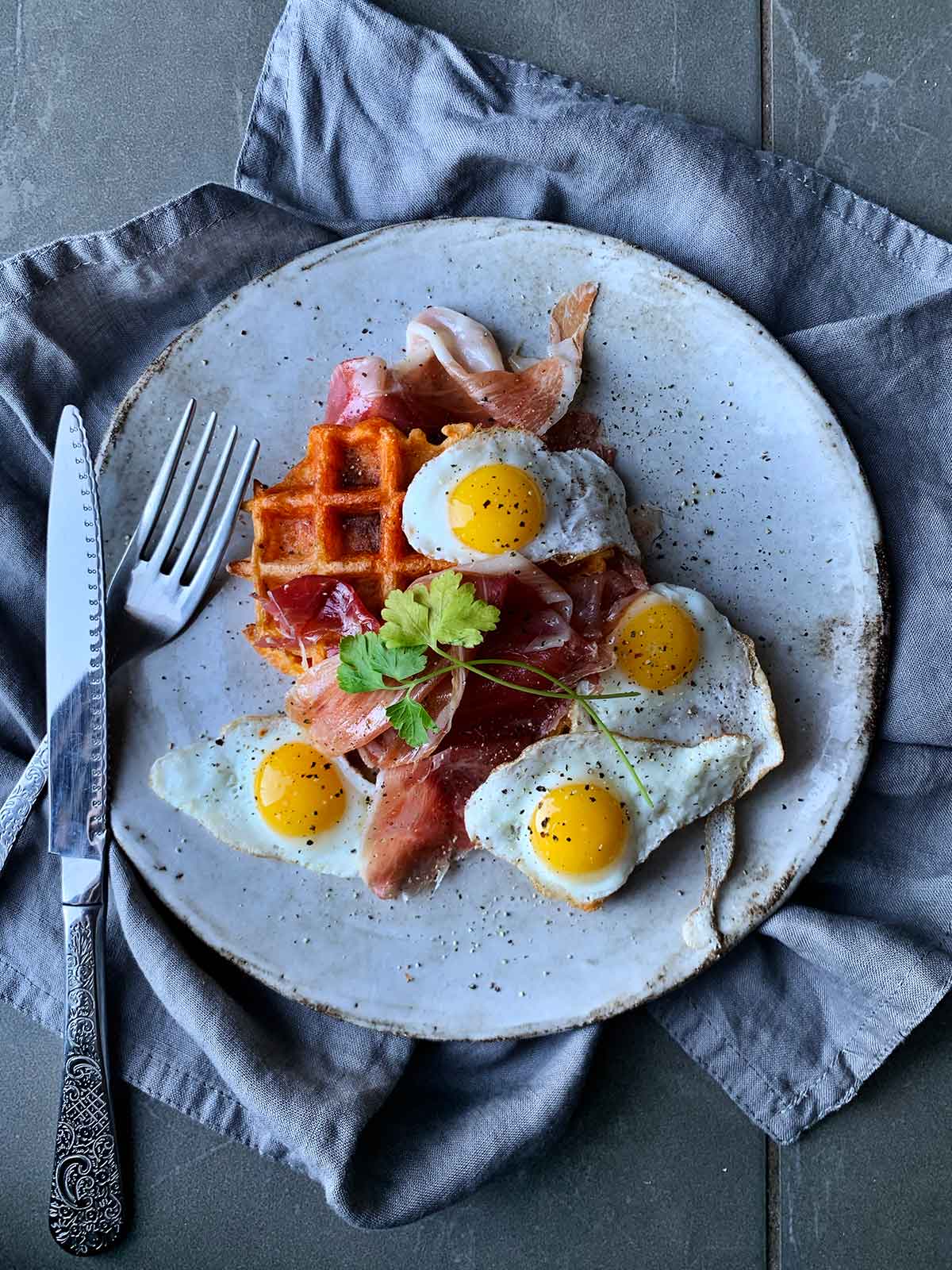 Gofres acompañados de huevos de codorniz y jamón ibérico