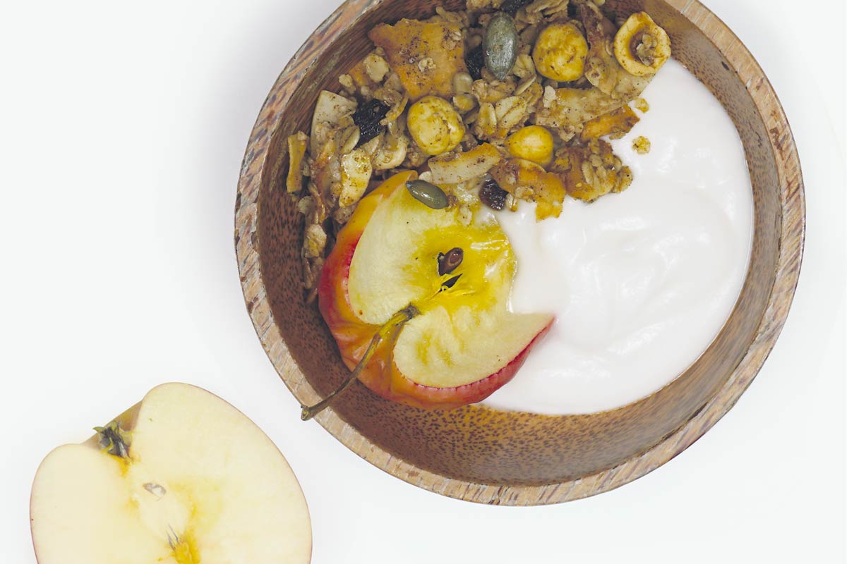 Granola casera con yogur de coco y manzana cocida