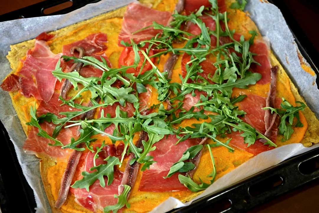 Pizza de plàtan mascle amb salsa de pastanaga i pernil ibèric