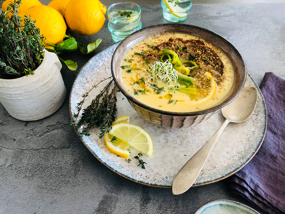 Sopa de tomillo, huevos y limón