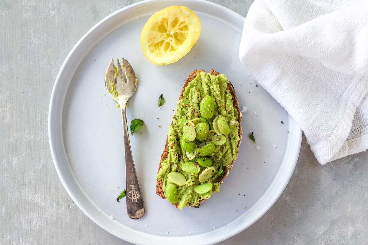 Paté de aguacate y edamame sobre tostada