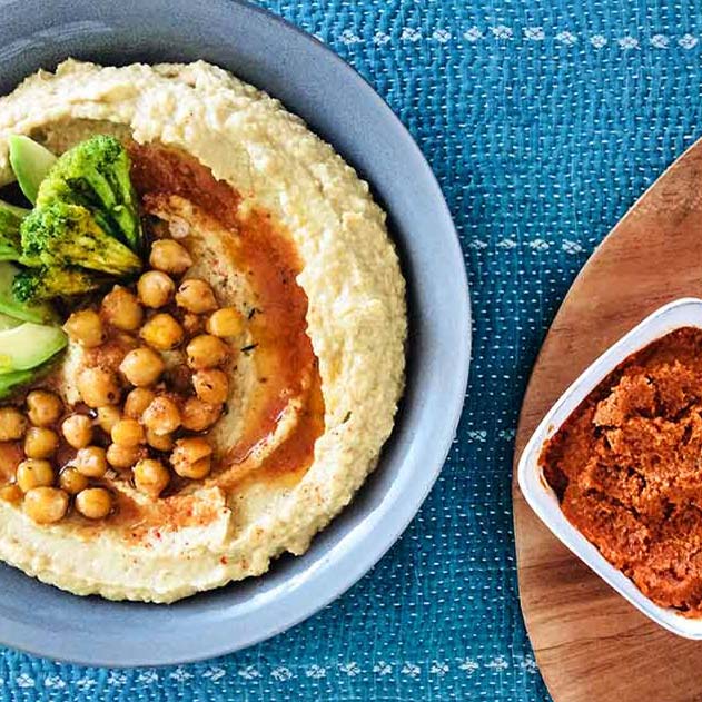 Hummus con aguacate y aliño de pesto rojo picante