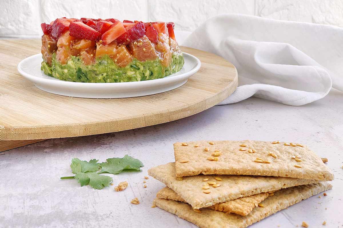 Tàrtar de salmó amb maduixes i crackers ceto