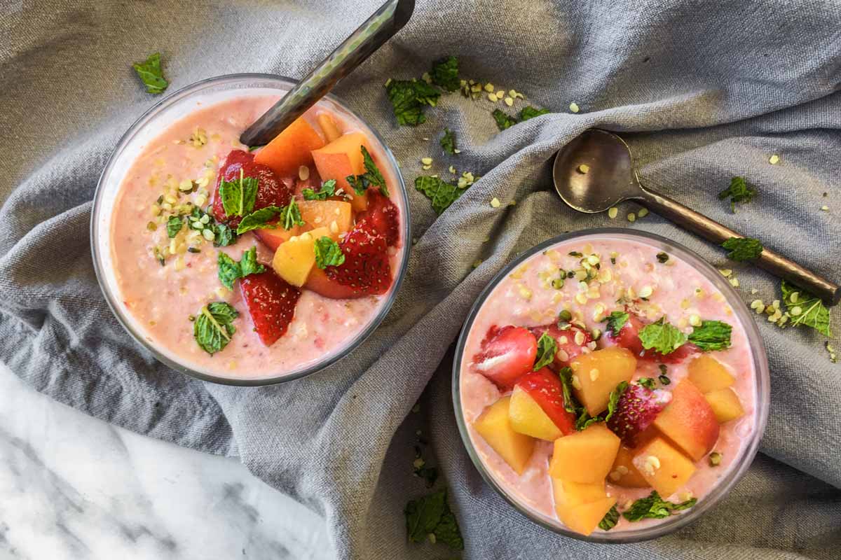 Porridge fred amb maduixes i albercocs