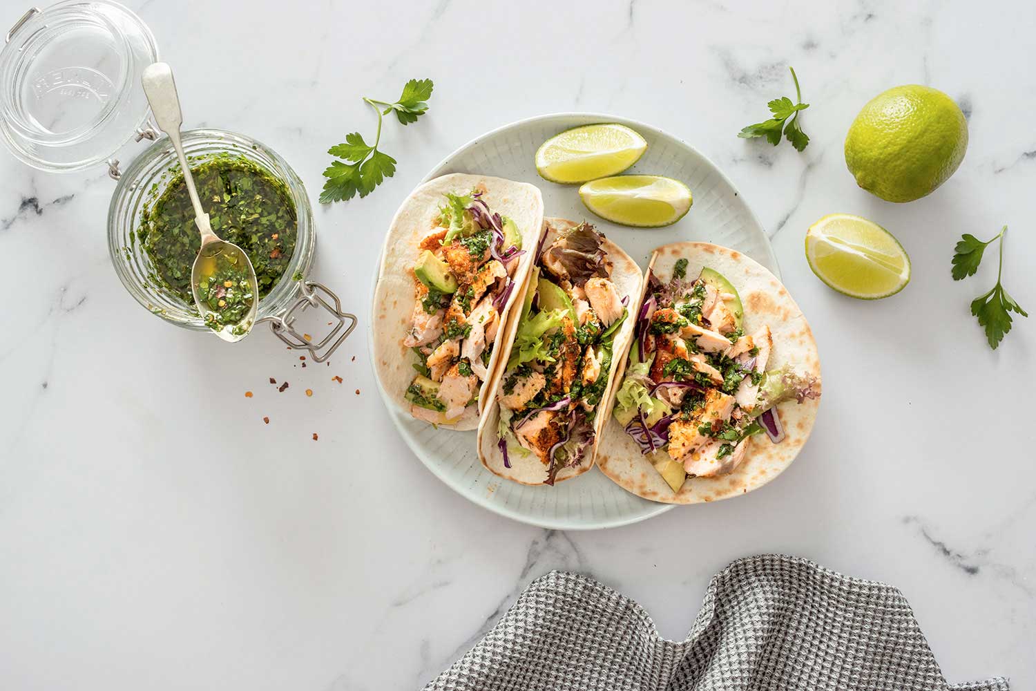 Tacos de salmón y salsa chimichurri