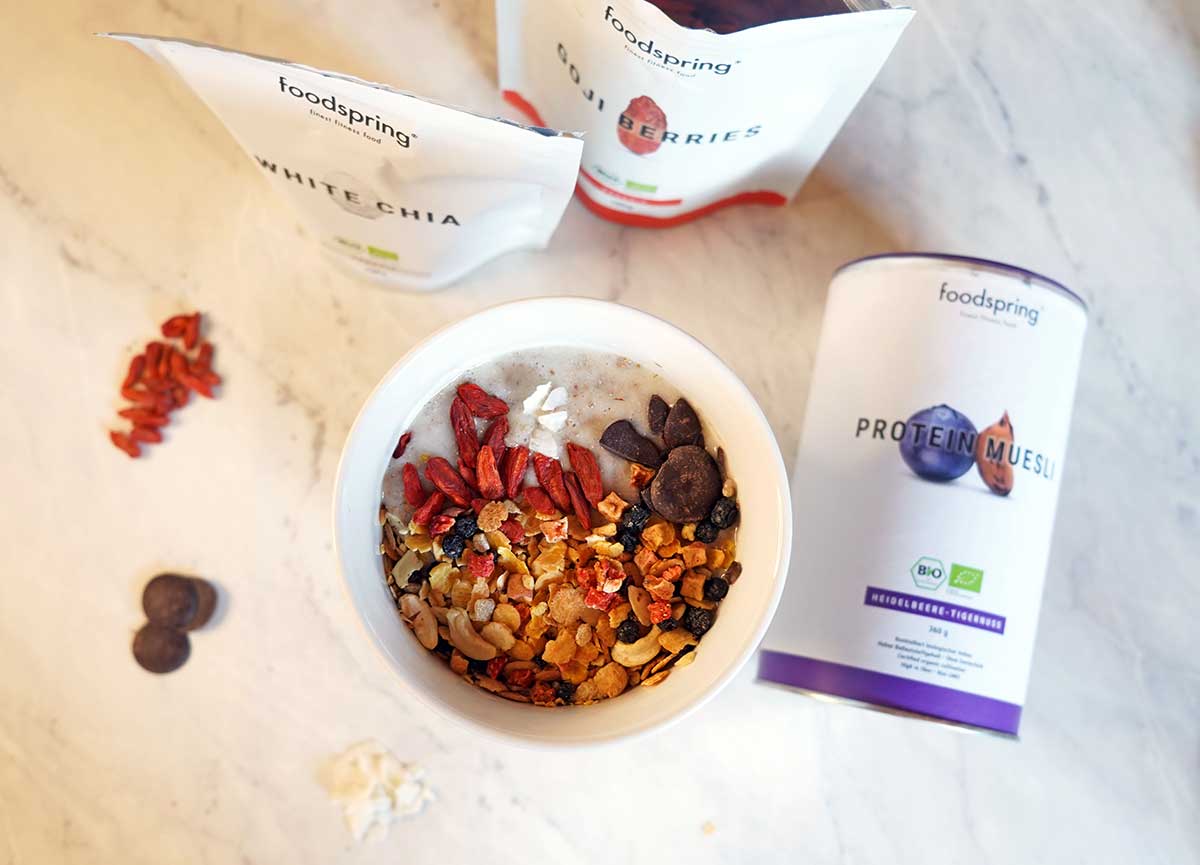 Yogur casero de chía con muesli proteico