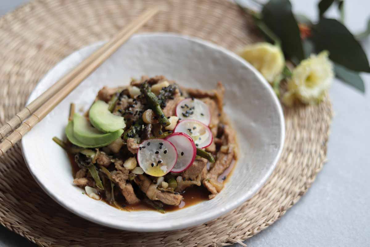 Wok de secreto ibérico con endivia y macadamia
