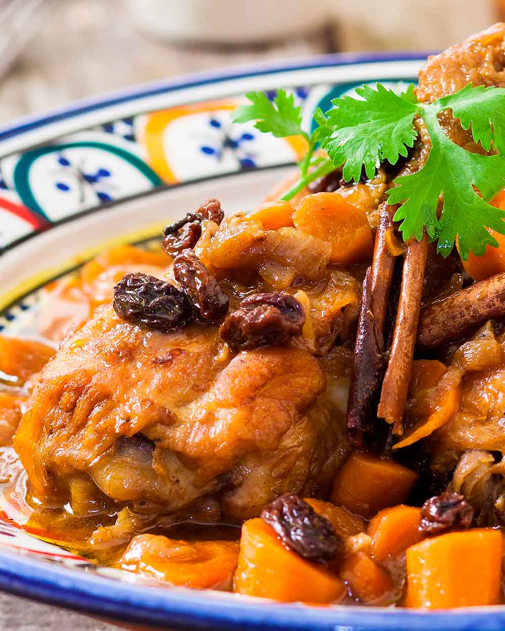 Estofado de pollo con verduras de raíz y canela