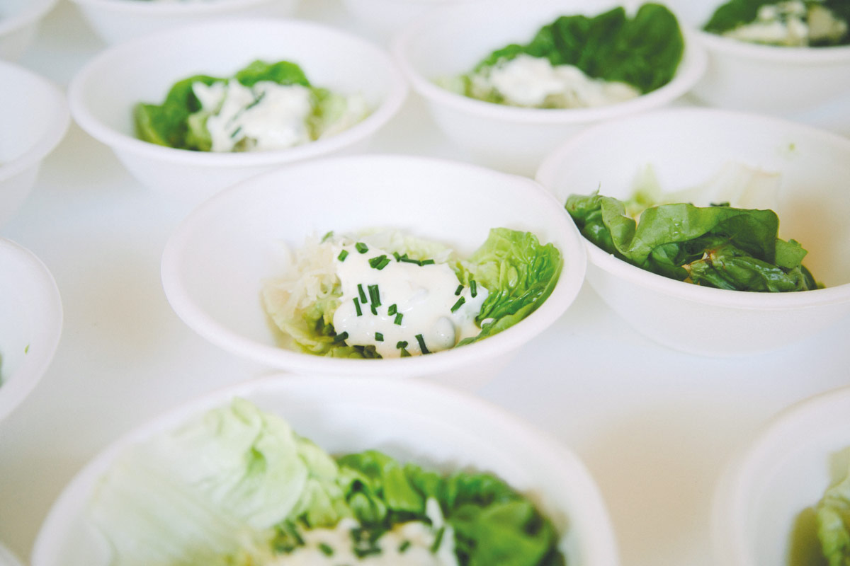 Tacos de lechuga con aguacate, chucrut y salsa tártara