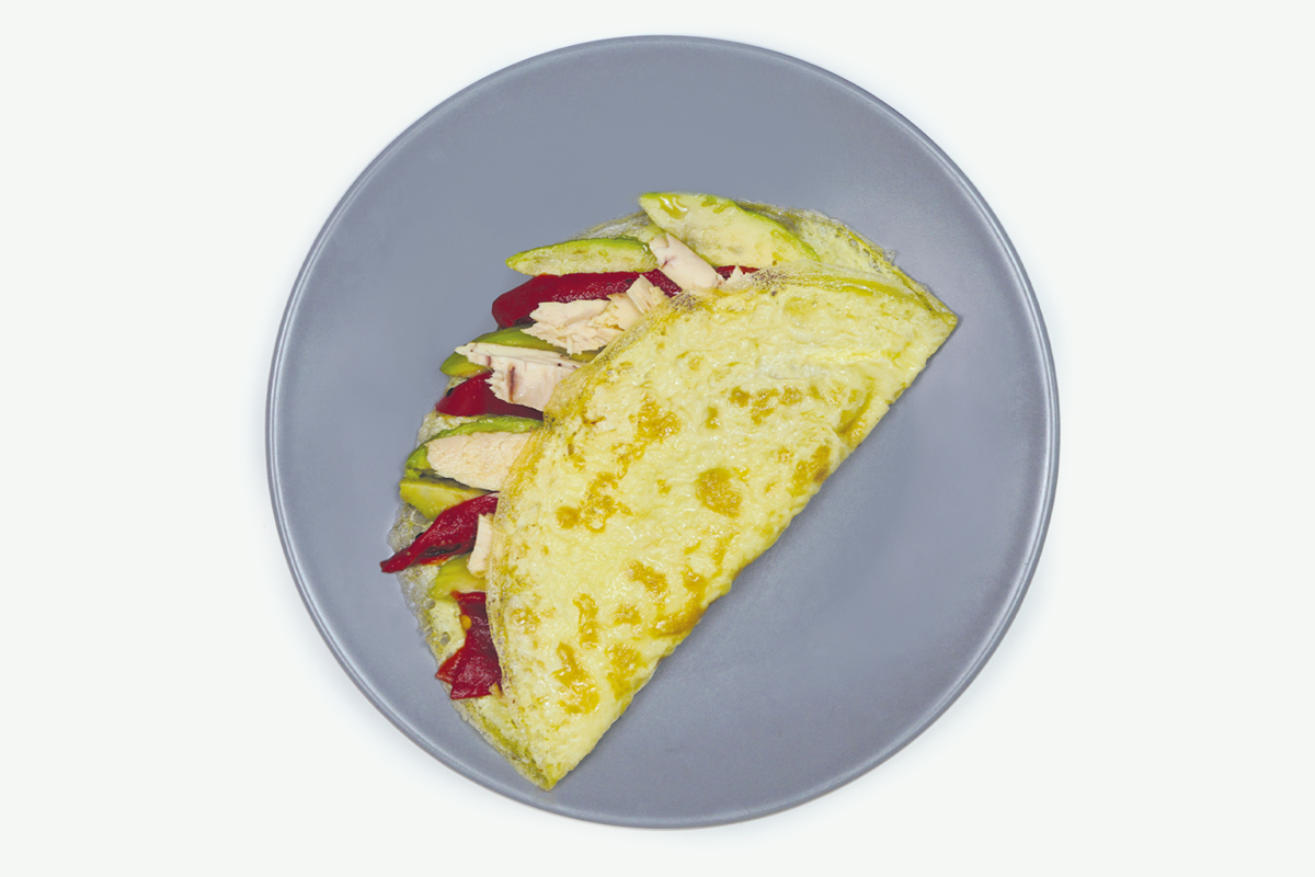 Crep d'ou amb alvocat, bonítol, pebrot escalivat i ruca