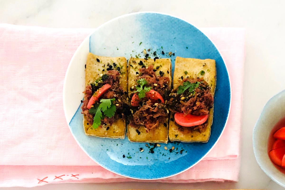 Canapés de tofu con miso de zanahoria morada