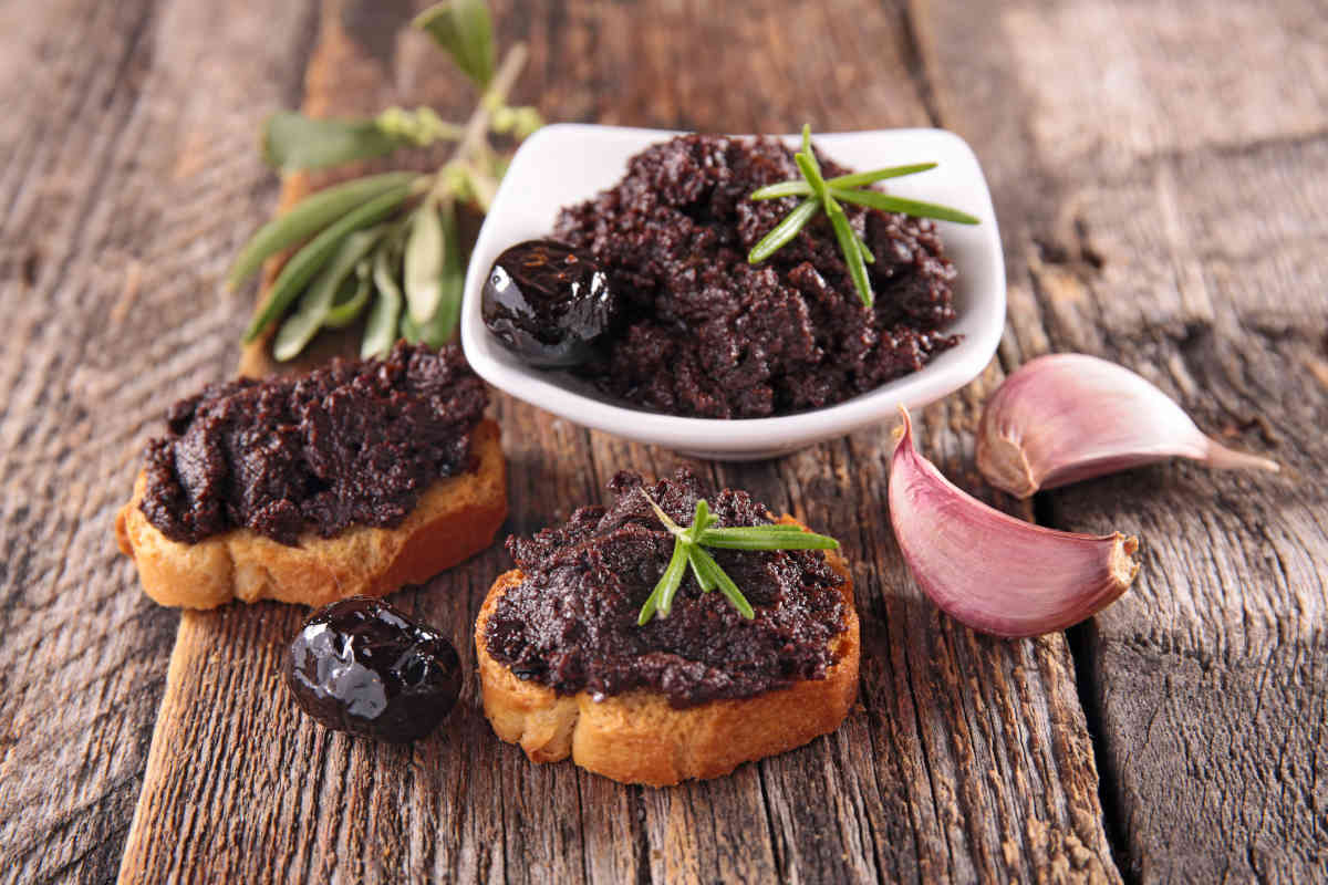 Olivada de anchoas