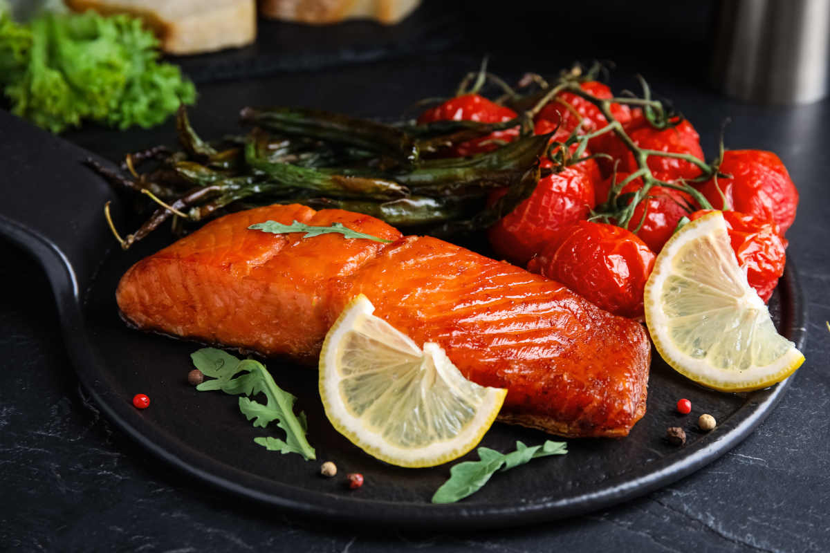 Salmón a la papillote con cebolla, tomatitos cherri y eneldo fresco