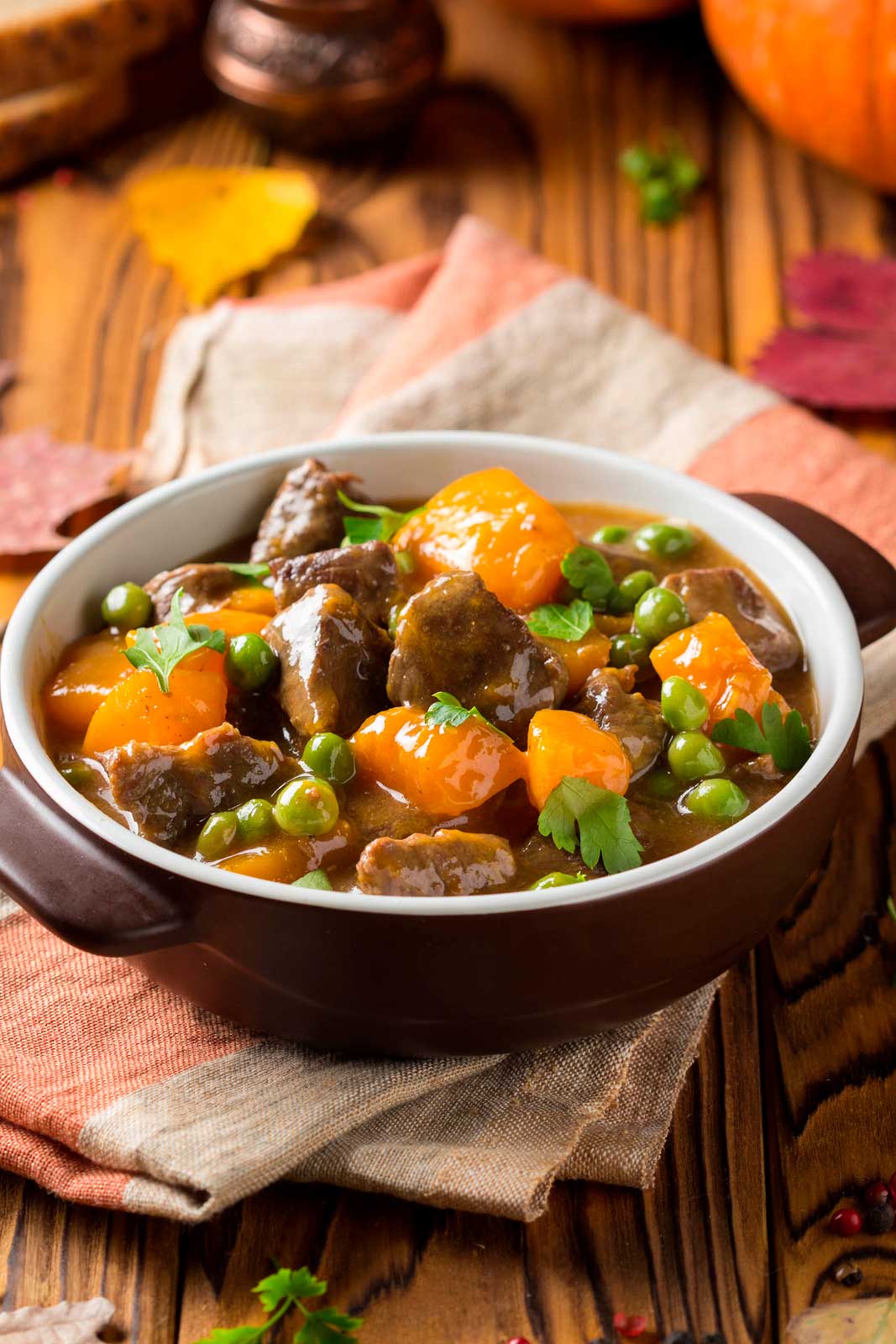 Alcachofas guisadas con cebolla, guisantes y calabaza