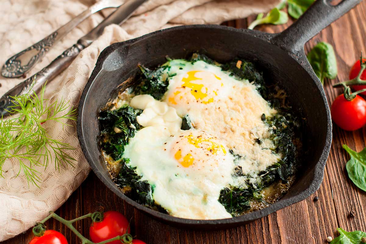 Huevos estrellados con patata, setas,  alcachofas y espinacas