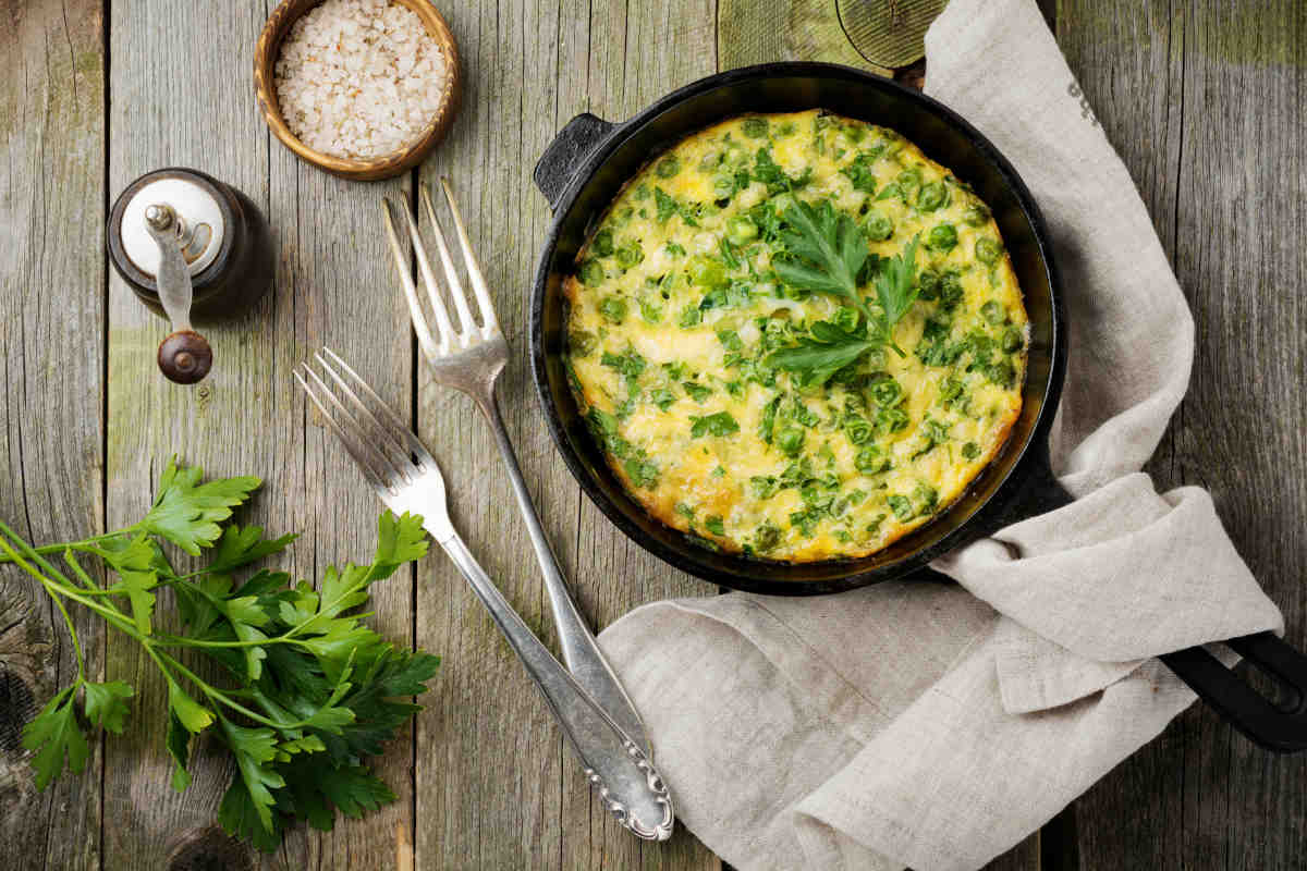 Tortilla de patatas, pimiento verde y cebolla