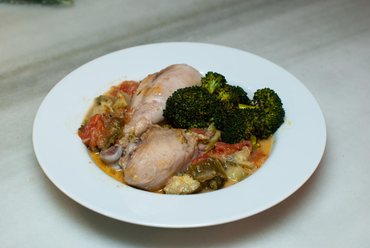 Curri de brócoli con muslitos de pollo