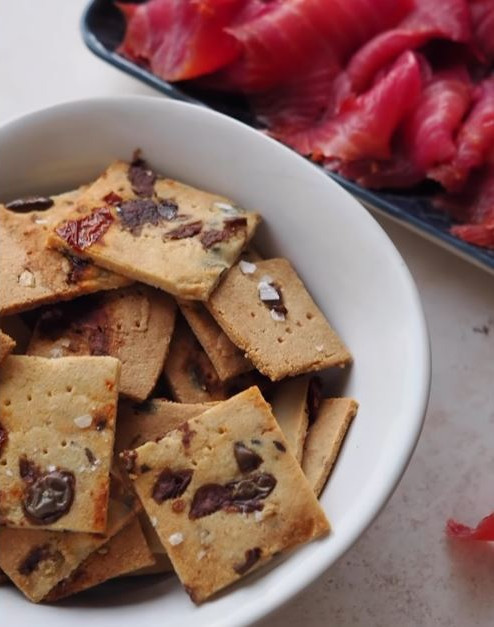 Ketocrackers de tomate seco y aceitunas