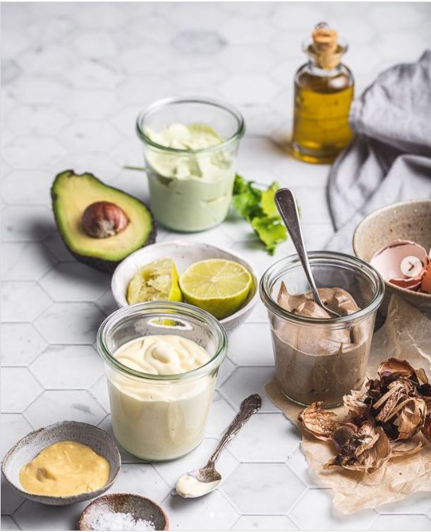 Mayonesa casera clásica, con ajo negro, aguacate o mostaza