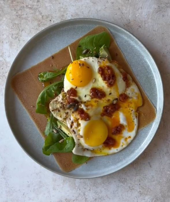 Wrap con huevos y aguacate