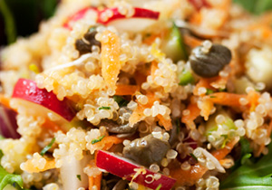 Amanida cruixent de quinoa reial i tàperes