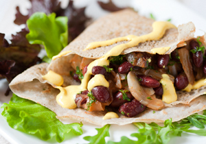 Creps de trigo sarraceno con judías rojas, hinojo y salsa de cúrcuma